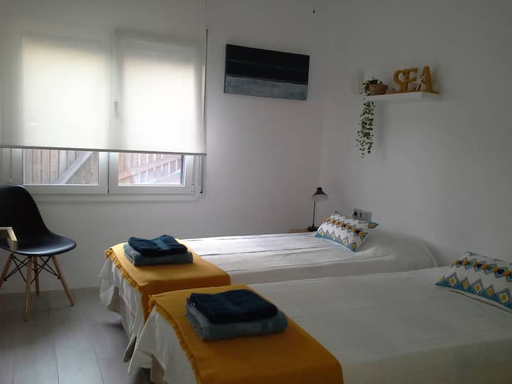 Habitación con aire acondicionado  (camas individuales) de 80 cm x 200 M. Fundas de almohada de dimensiones españolas.