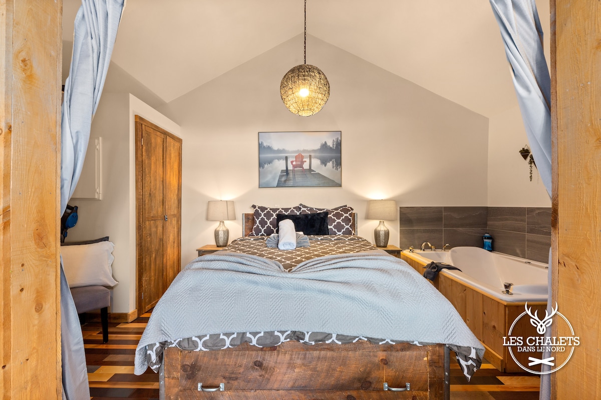 Queen bed with a drawer where the double mattress is located to sleep a child.