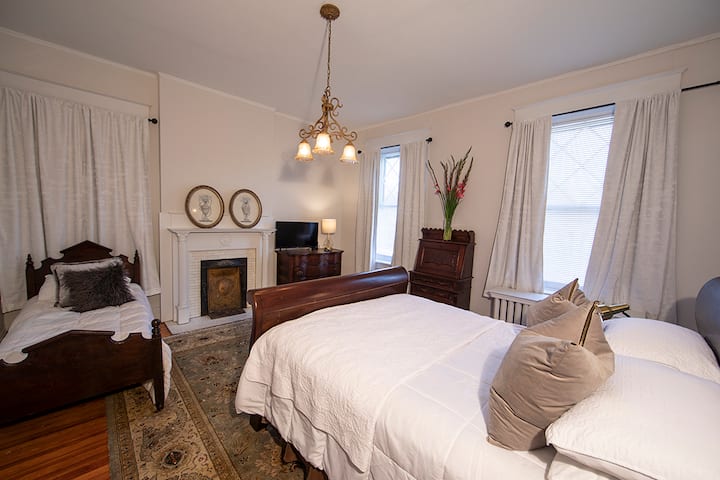Front Master bedroom bedroom Queen and child's bed. Dish tv.  Gold lamp with USB charger.