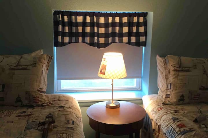 经过翻新的灯，在双床卧室添加了一个窗帘。