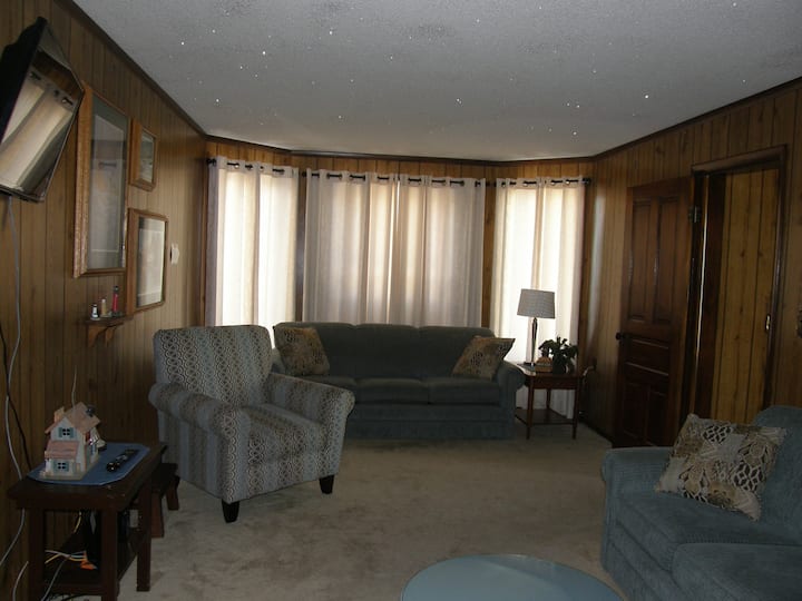 客厅配备全新窗帘