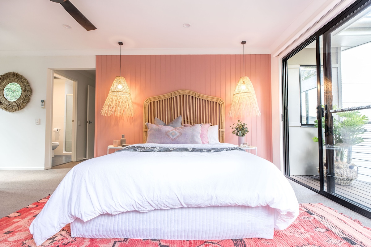 Moroccan inspired bedroom with garden views, walk in wardrobe (Queen)