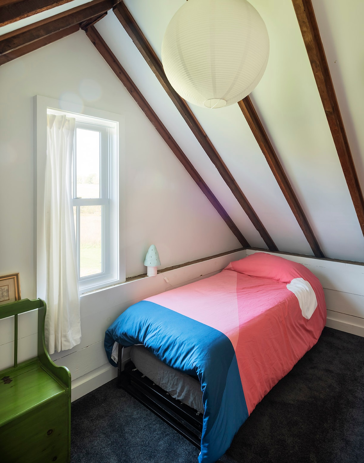 Petite chambre Loft avec 2 lits jumeaux ;