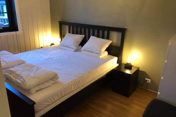 Dormitorio 1 con cama tamaño king y delicioso colchón ergonómico
