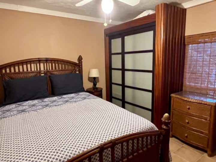 חדר שינה זוגי עם חדר רחצה צמוד