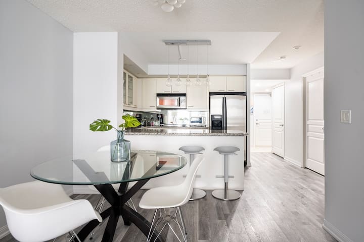 ❤️Hidden Gem fully equipped 2BR w/ free parking gallery image 2