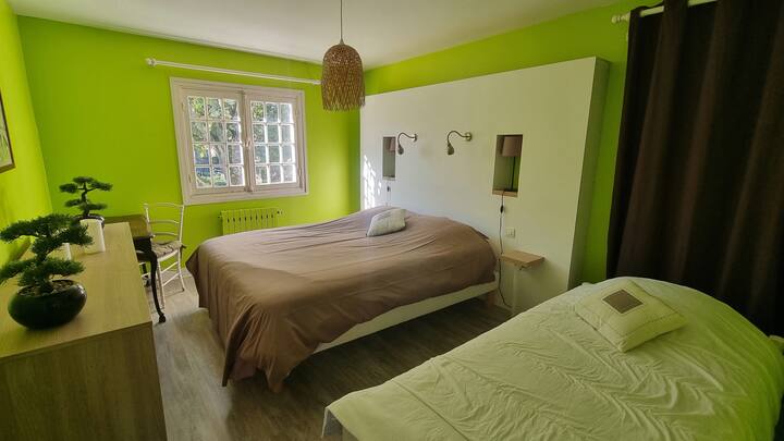 ห้อง 2 
1 เตียง 160 และ 1 เตียง 90