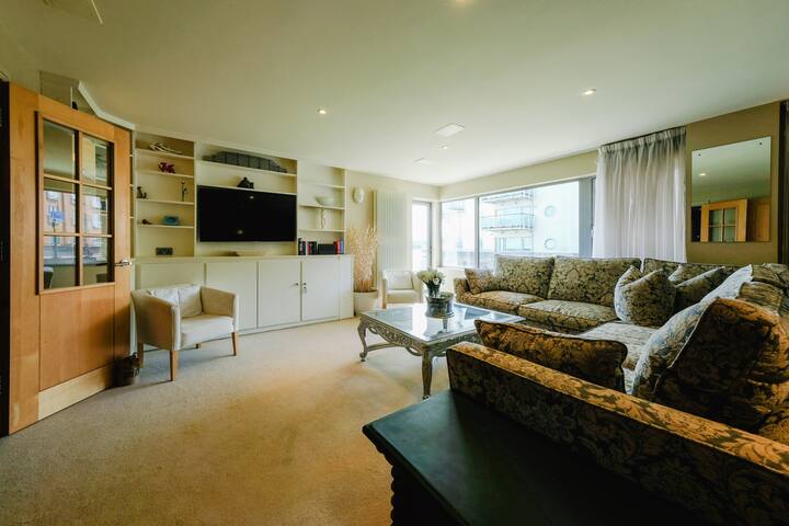 Luxury Harbour Side Apartment gallery image 3
