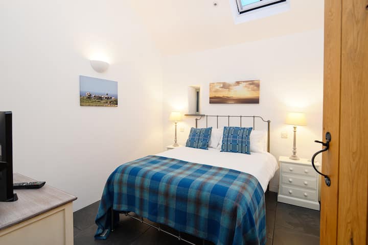 Cosy second bedroom, with fantastically comfortable 'Emma' mattress and TV.  