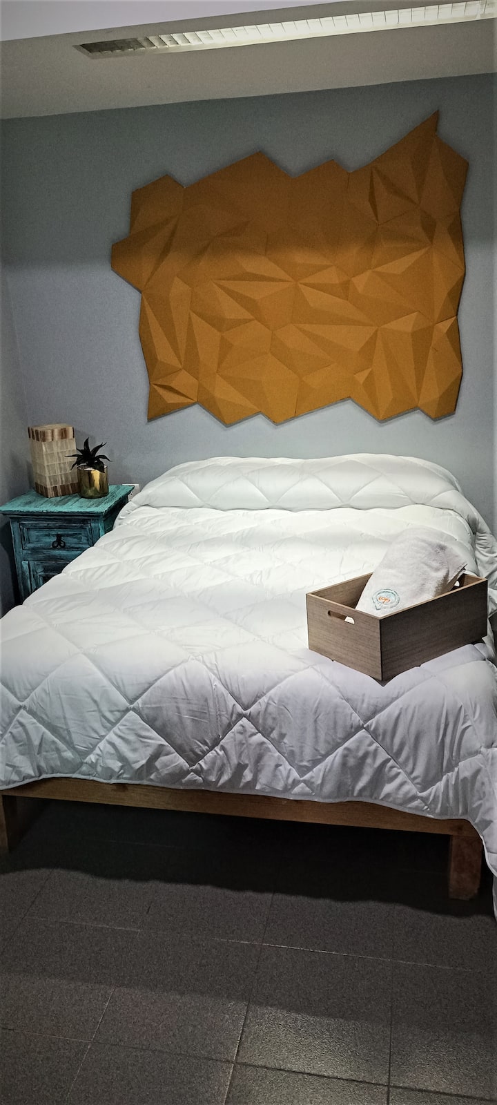 chumba cha kulala 1 , na kitanda cha watu wawili na sanduku la taulo