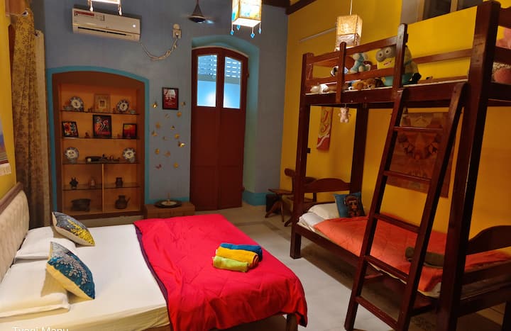 DORMITORIO 2 con cama tamaño king y una litera con capacidad para 3 adultos.