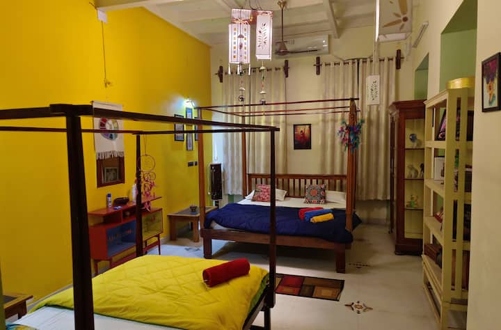 DORMITORIO 1 con cama con dosel tamaño king y una cama individual conectada al DORMITORIO 2