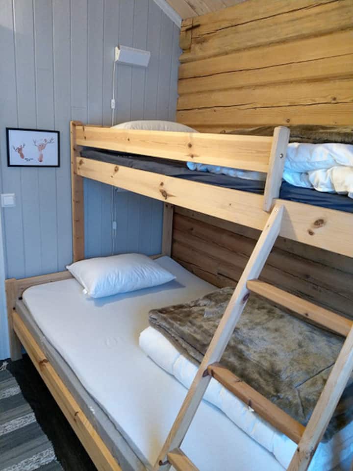 बंक बेड, क्रमशः 120x200 सेमी और 75x200 सेमी।