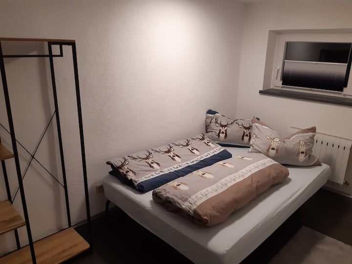 Chumba cha kulala cha 2 na kitanda na rafu ya sentimita-140x200.