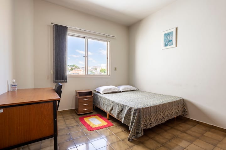 جناح غرفة نوم بسرير مزدوج