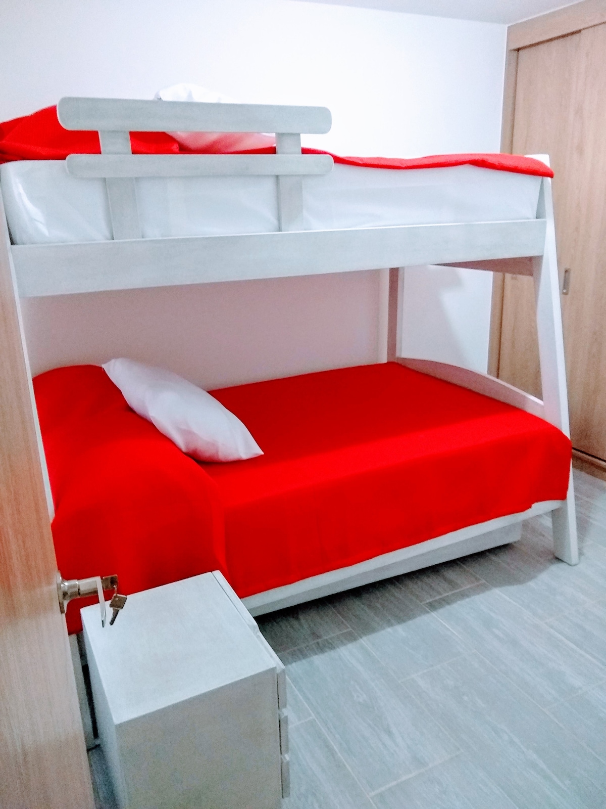 חדר 2 - בקתה(חצי זוגית תחתונה - חולצת יחיד) – מאוורר