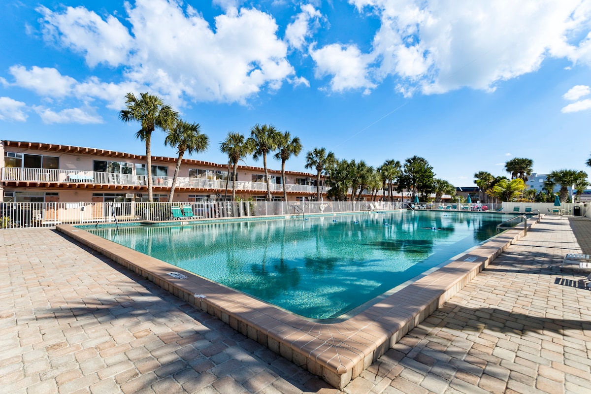 Top Airbnb: Water Paradise; Pool, Beach and Waterway Is Yours in Indian Shores