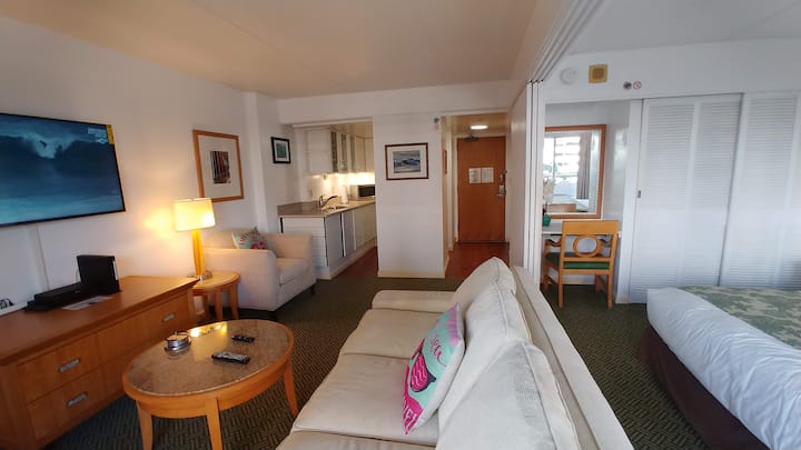 Rozkladacia pohovka pre menšiu manželskú posteľ v obývačke