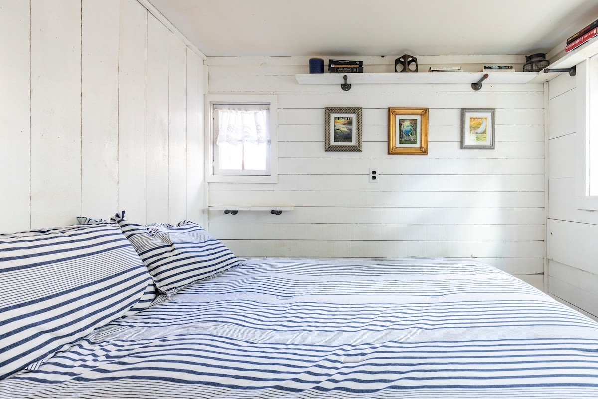 Bračni krevet (širine 150-179 cm) s komodom