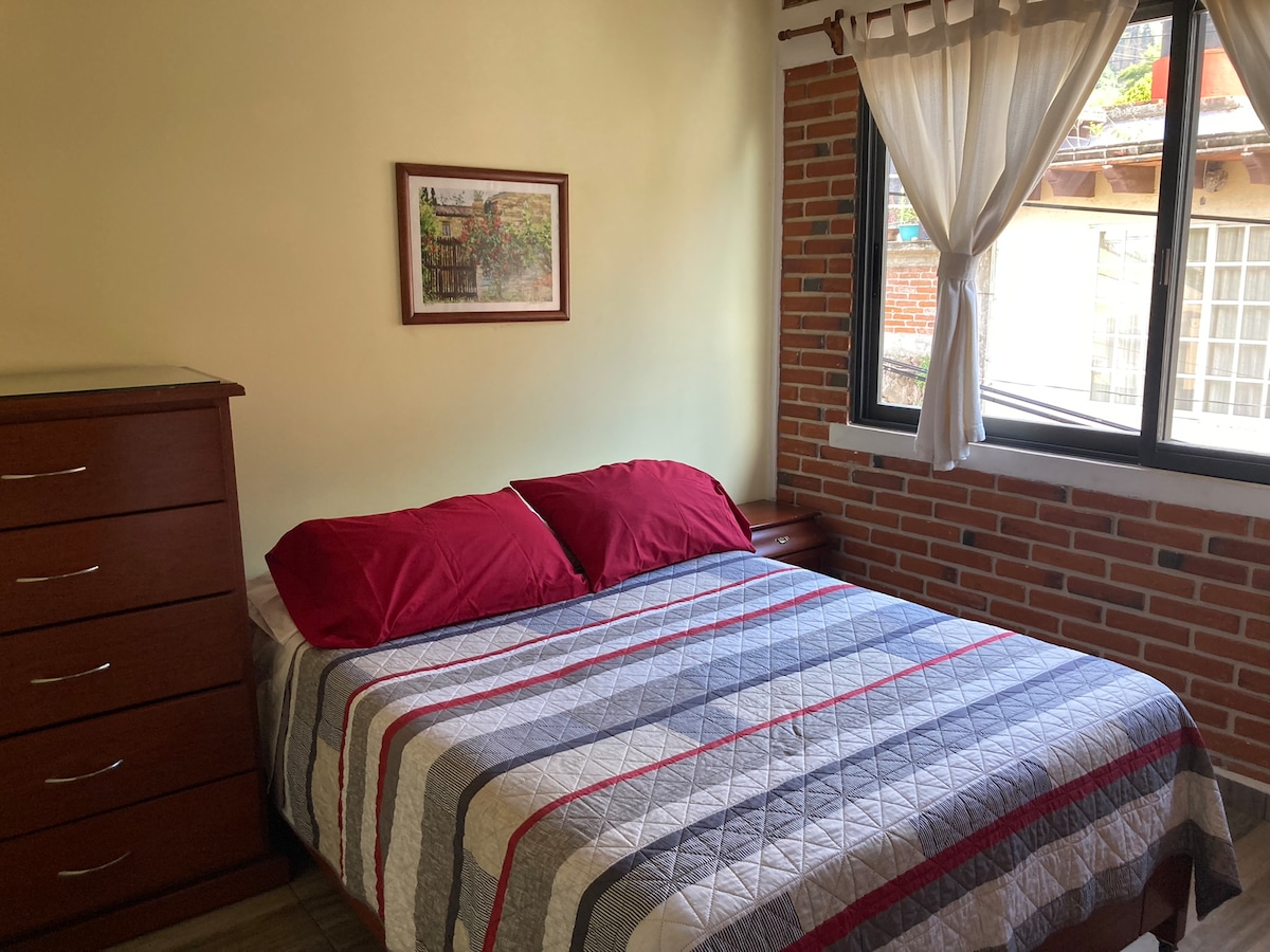 غرفة نوم بسرير مزدوج