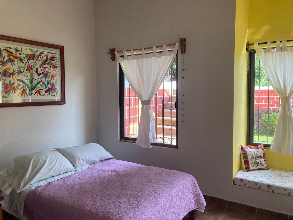 غرفة نوم مع حمام خاص وسرير مزدوج - الطابق الأول