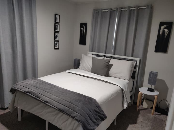 Chumba cha 2 cha kulala: Kitanda cha ukubwa kamili kilicho na meza za mwisho na taa zilizo na USB na plagi 3.