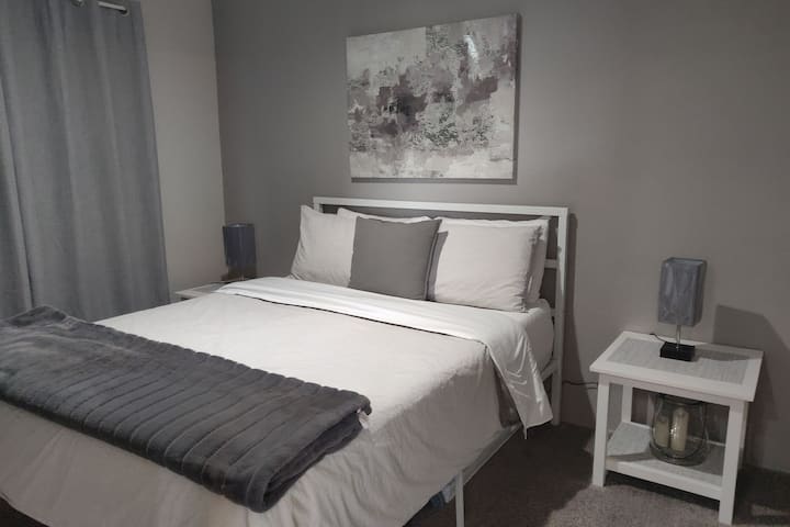 Chumba cha kwanza cha kulala: Kitanda cha ukubwa wa malkia, kilicho na kabati, meza za pembeni zilizo na USB ya taa na plagi 3. Mandhari nzuri ya Kusini na Magharibi kutoka kwenye madirisha mawili ya chumba.