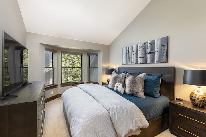 King Master met gewelfde plafonds.  Gloednieuwe meubels en topdekmatras!