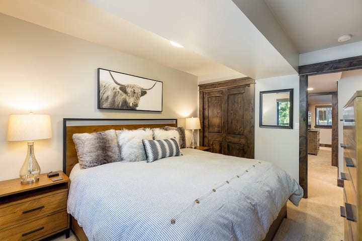 Luxe beddengoed en linnen met nieuwe 50inch 4K LED-SMART-TV