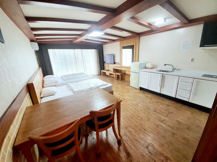 푸른잔디와 쪽빛바다가 어울어진 침대2개  2인기준 최대3인 환상 룸 - Jeju-si