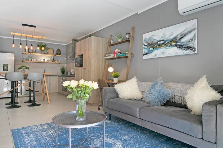 Century City Luxury Two Bedroom Apartment gallery image 3