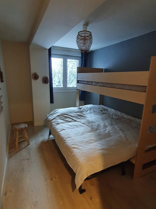 Spálňa 2 v konfigurácii 1 manželská posteľ 160 cm x 200 cm + 1 jednolôžko