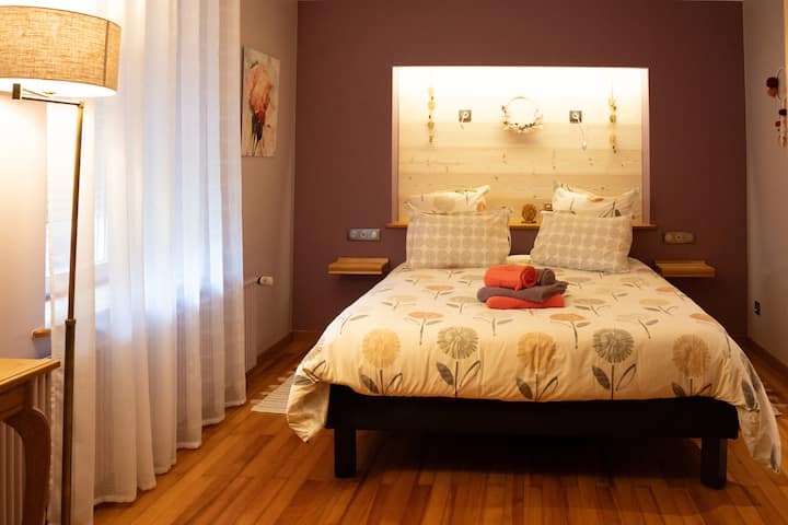 chambre parme avec un grand lit 160x200