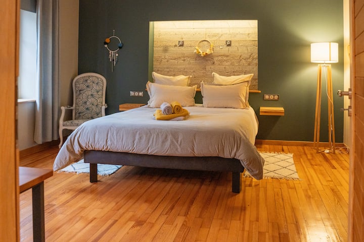 chambre bleue avec un grand lit 160x200