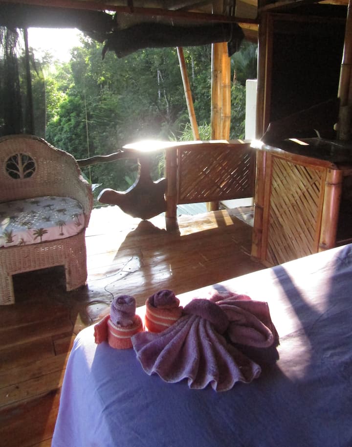 ห้องมาสเตอร์สวีทชั้น 3 ทำจากไม้เนื้อแข็งไม้สักและไม้ไผ่ยั่งยืน 100%!