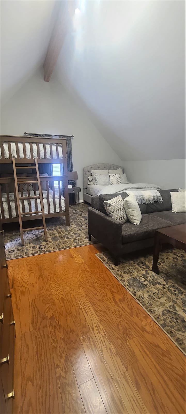 Cuarto dormitorio. Cama queen y literas queen, además de asientos y zona de televisión.