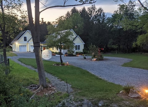 Creek Hollow Hideaway--near Cornell &  wine trails