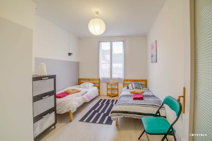 Chumba cha kulala na vitanda pacha ambavyo vinaweza tu kuunda kitanda cha malkia cha 160cm