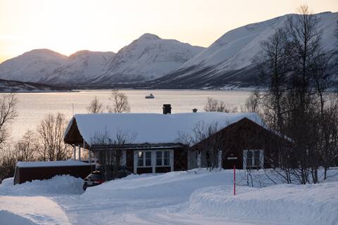 Lyngen cabin with jacuzzi.