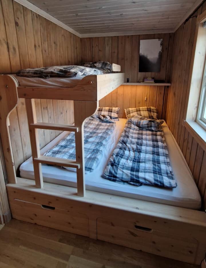 Tretia spálňa so 180 cm širokou spodnou posteľou a 90 cm širokou posteľou hore.