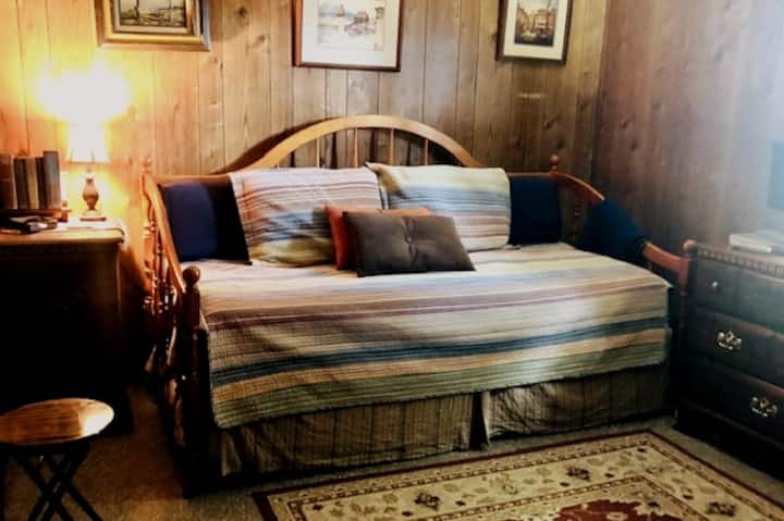 Derde slaapkamer, twee eenpersoonsbedden met koffer en tv.