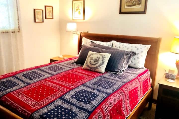 Tweede slaapkamer met queensize bed en tv