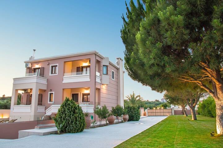 Private Heated pool*Close to the Beach*BBQ & Wifi gallery image 3