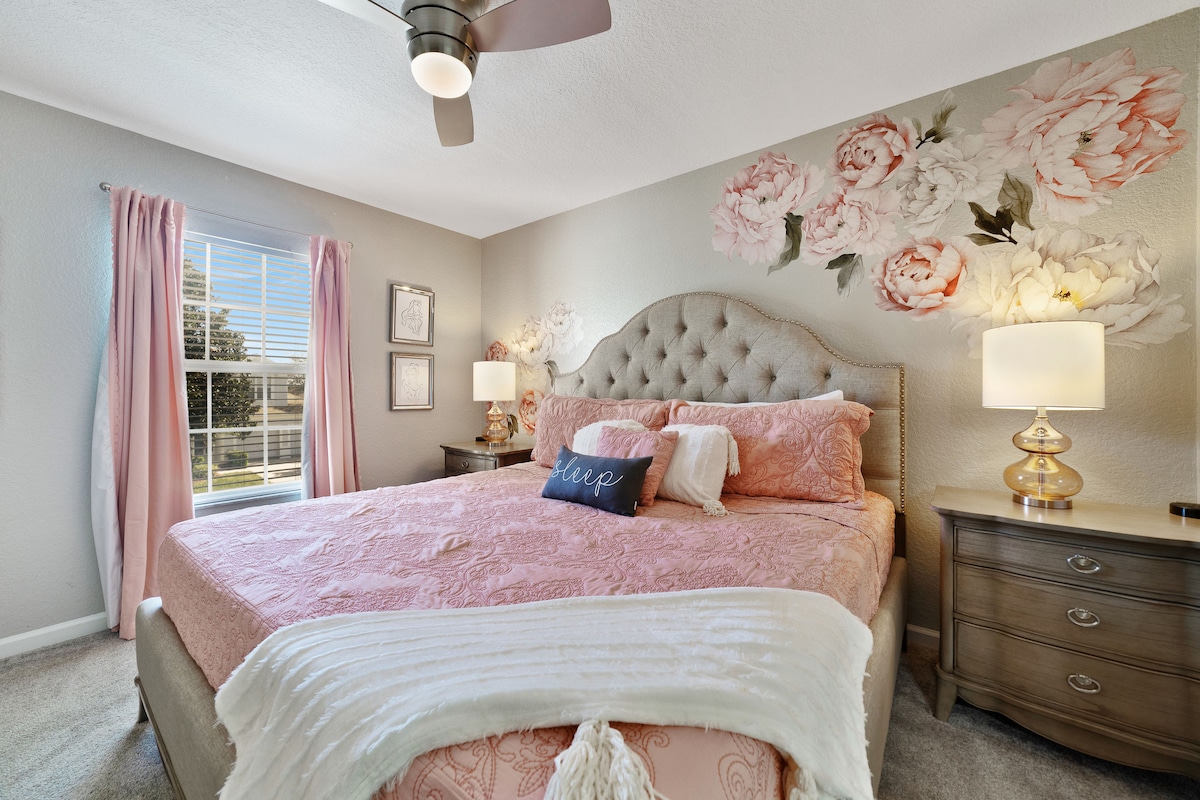 Descansa como la Bella Durmiente en la habitación Princess en la gran cama tamaño king.