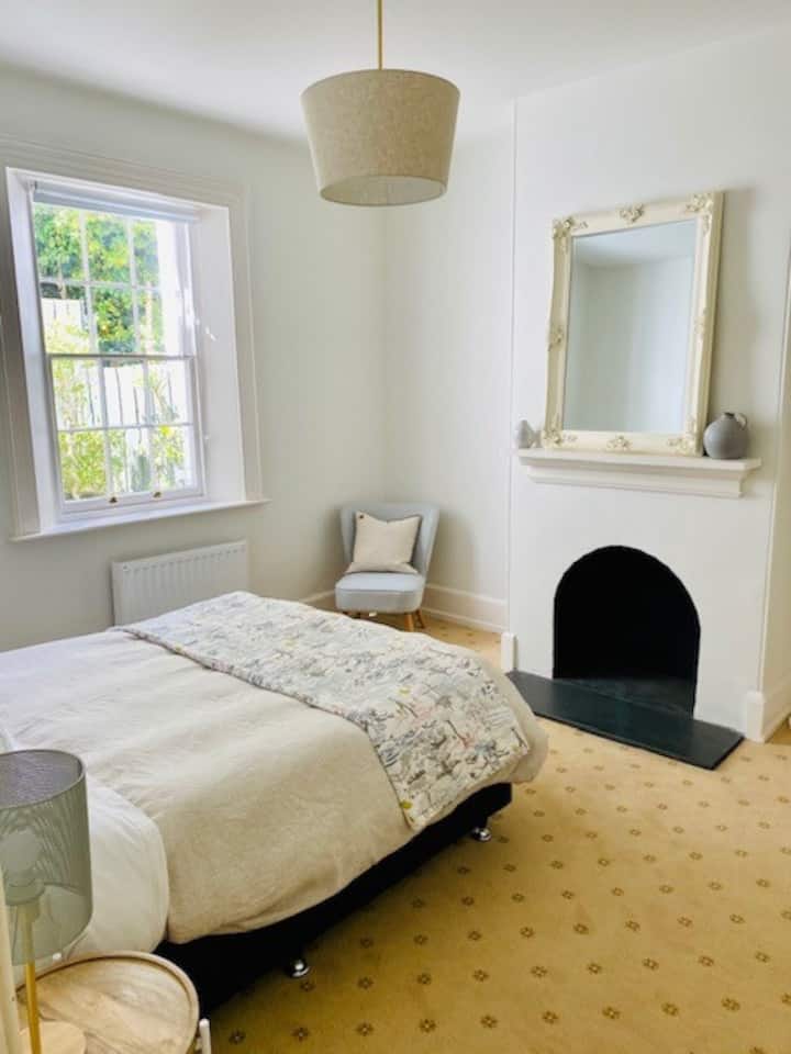 Ground bed queen size with luxury pure cotton linens and memory foam pillows