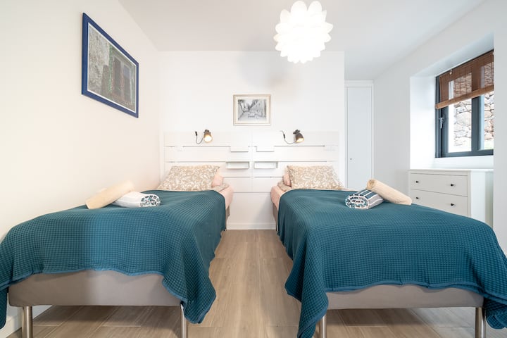 שתי מיטות יחיד עם חדר רחצה צמוד