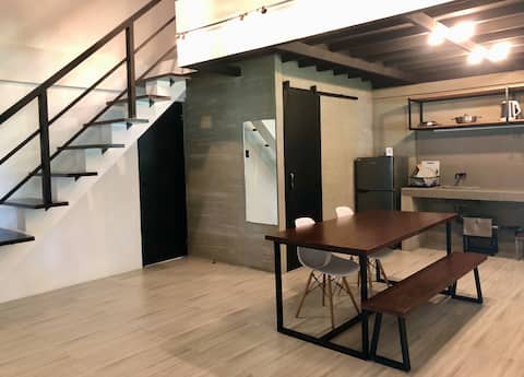 101 Loft w/ Kitchen, WiFi, Netflix, Pool Access
