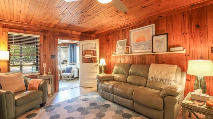 The Knotty Pine, Charming 1950’s Beach Cottage - Gulfport, MS