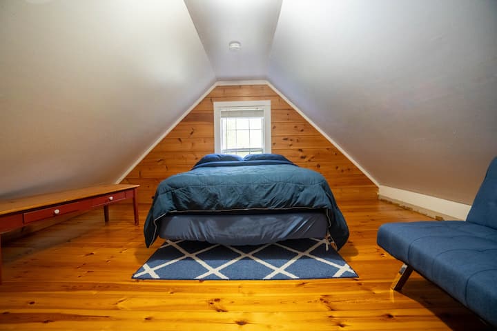 ห้องด้านหลังชั้นสอง
1 เตียงเต็ม
1 ฟูกญี่ปุ่น