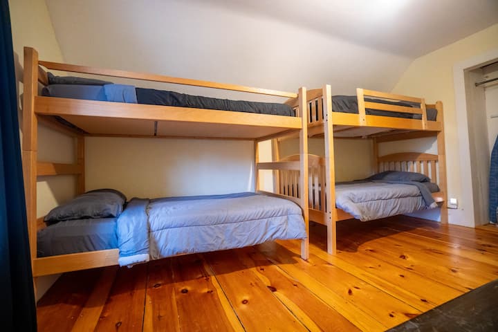 ห้องสองชั้นด้านหน้า/เตียงสองชั้น
4 เตียงแฝด